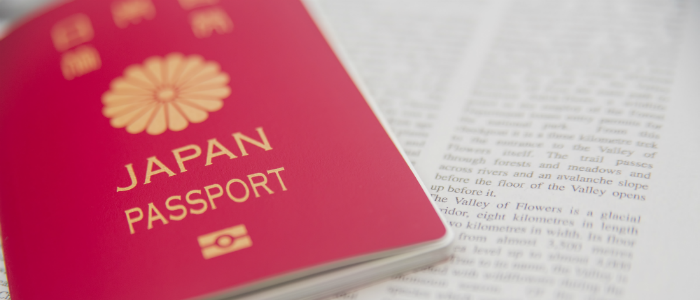 パスポートと英字の文章